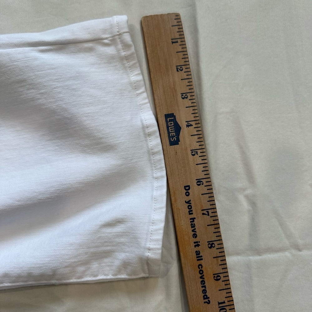 NYDJ. WOMEN. KNEE. PANTS. White Size 4 - Picture 7 of 8